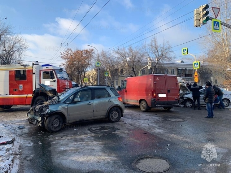 Человек пострадал в ДТП с грузовиком в Екатеринбурге