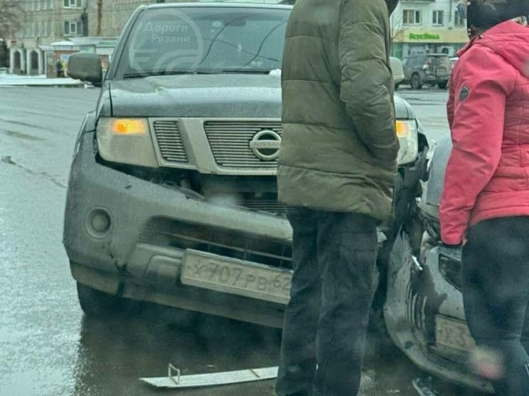 В центре Рязани столкнулись Honda и Nissan