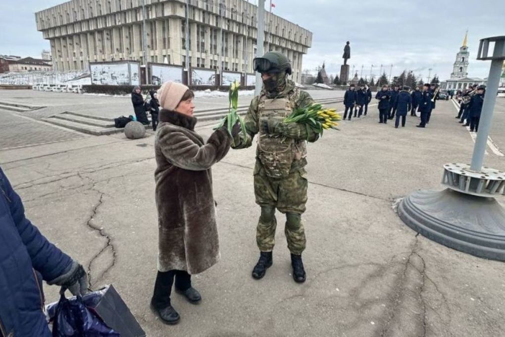 Вежливые люди поздравили женщин с 8 марта в Туле - МКТула