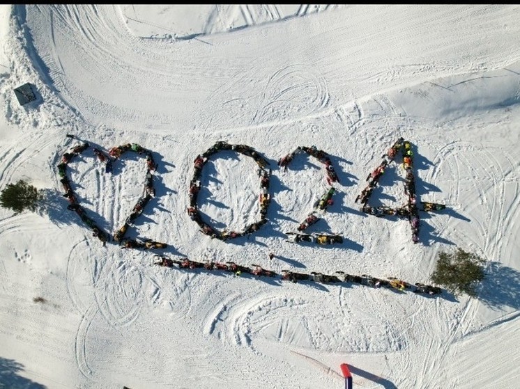 Логотип Года семьи выстроили из снегоходов на фестивале «В снегах Кириллова»