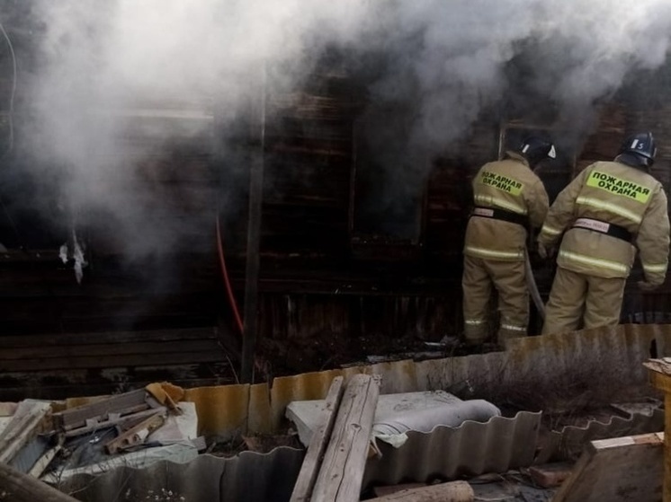 В Астрахани загорелся дом на 8 марта