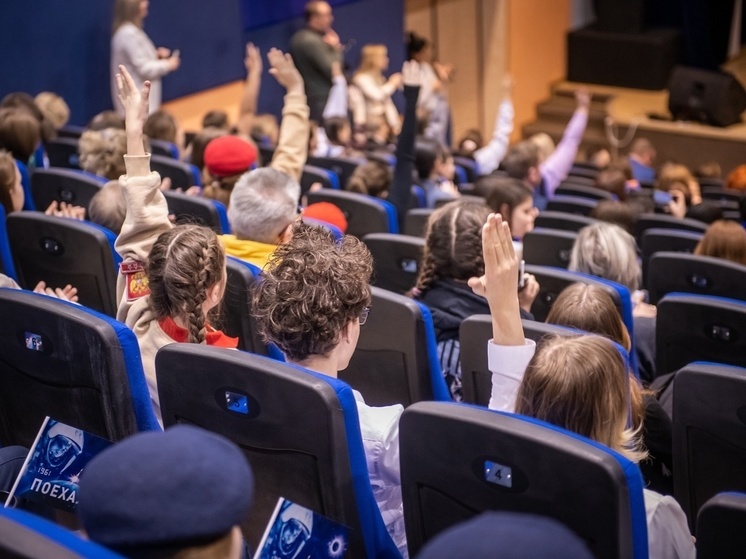 200 смоленских школьников обсудили с космонавтами подвиг и личность Юрия Гагарина