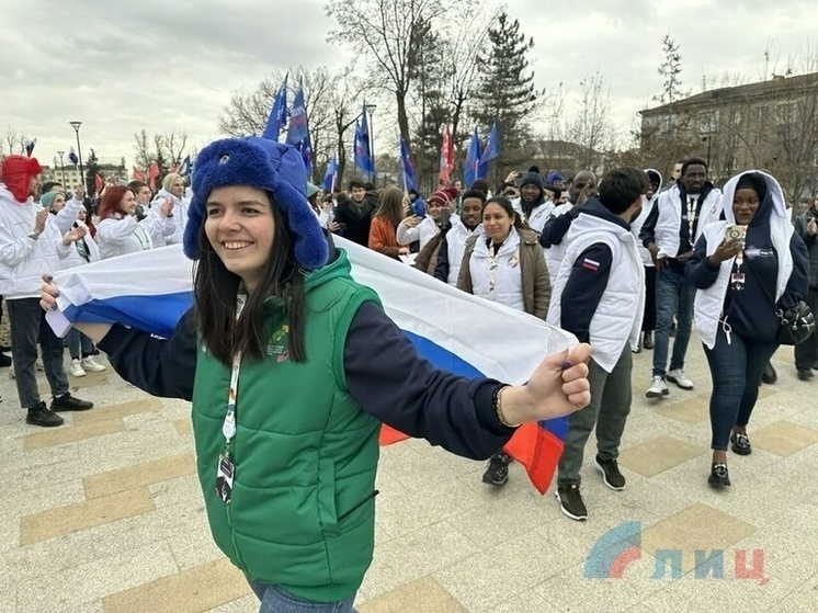 Участники регионального этапа Всемирного фестиваля молодежи провели шествие в Луганске