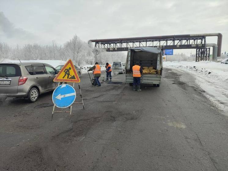 Омские дороги начали ремонтировать холодным асфальтом
