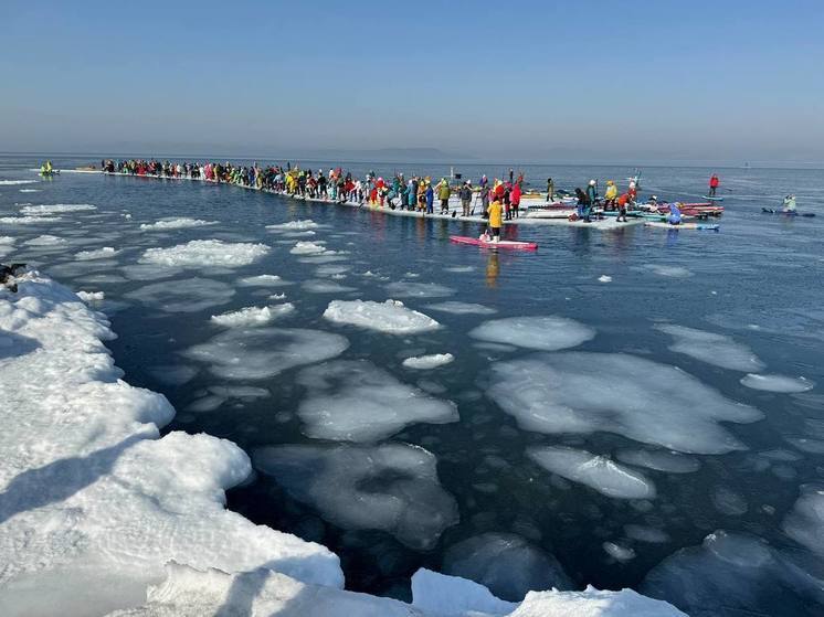 Более двухсот человек оказались на оторвавшейся от берега льдине во Владивостоке
