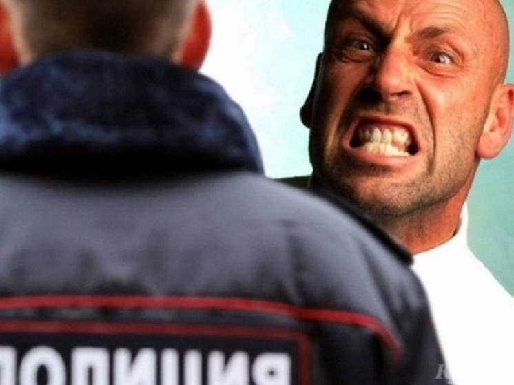 В Аксарке мужчина кошмарил сожительницу и участкового