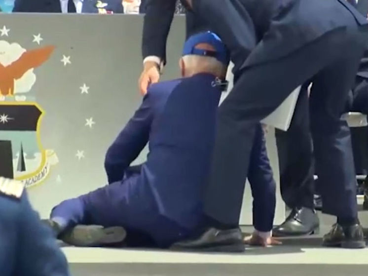 Президент США попал в неудобную ситуацию, рассуждая об американских ценностях