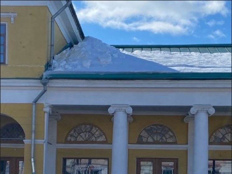 Ярославцы выложили в соцсетях фото с немалой кучей снега на крыше