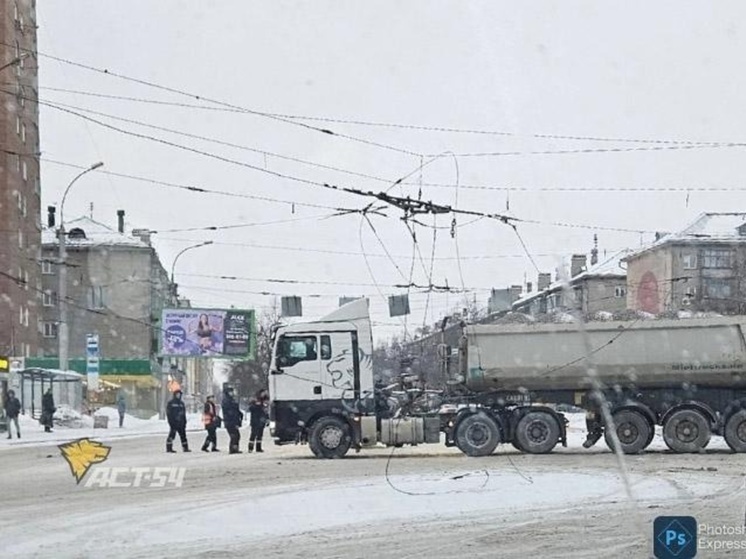 В Новосибирске перекрыли улицу Танковую после обрыва троллейбусных проводов