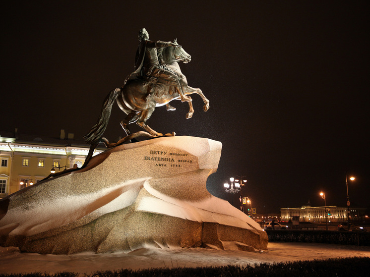 "78": неизвестные помочились на Медный всадник и оскорбляли русских