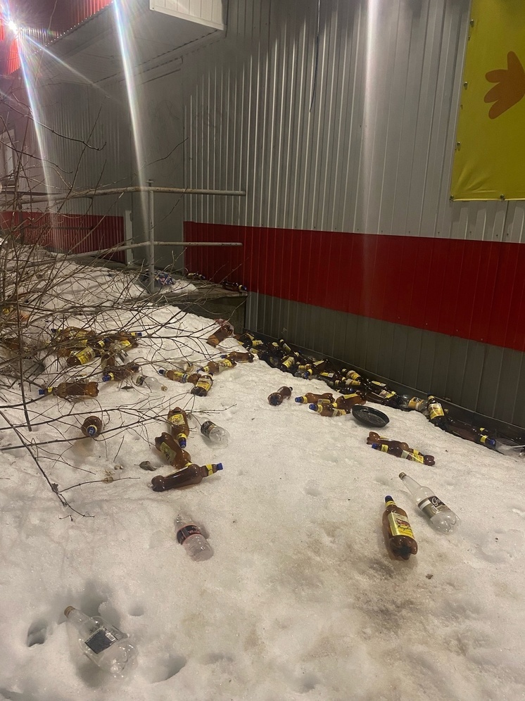 Кладбище пивных бутылок нашли за магазином в Петрозаводске