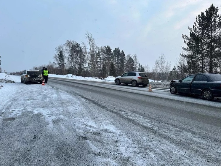 Три ребенка пострадали при столкновении Kia и Mercedes в Екатеринбурге