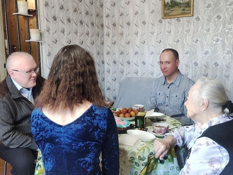 Со столетним юбилеем жительницу Кирова поздравил губернатор Александр Соколов
