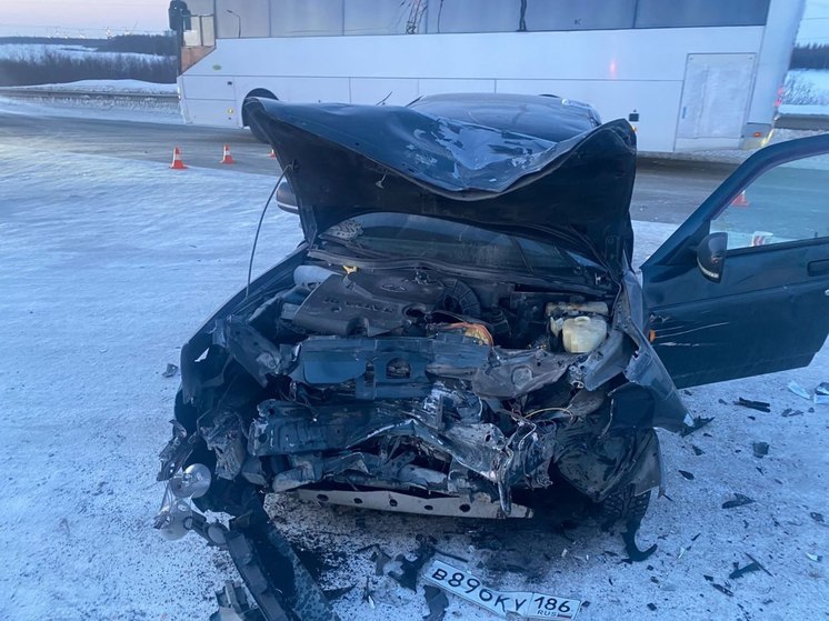 В Новом Уренгое водитель легковушки попал в больницу после ДТП на перекрестке