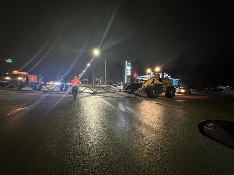 Грузовик снес дорожные опоры под Новосибирском