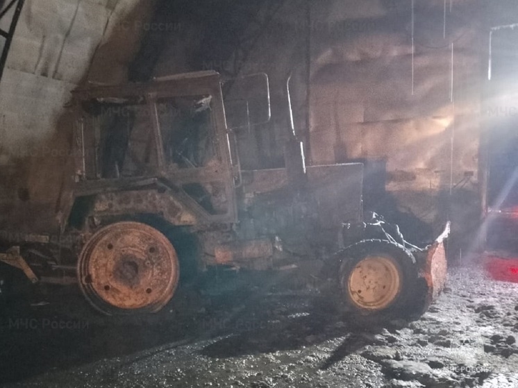 В Обнинске загоревшийся трактор спалил ангар