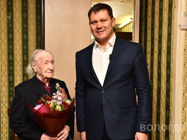 Мэр Вологды Сергей Воропанов поздравил вологжанку со столетним юбилеем