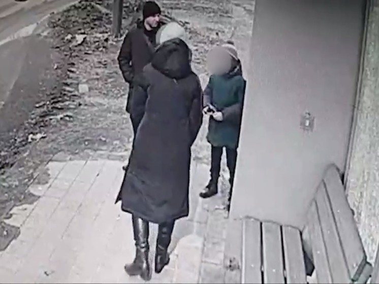 В Благовещенске вандал с рогаткой разбил стекло на остановке