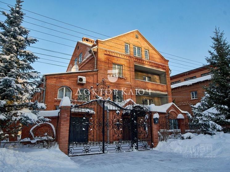 В Новосибирской области продают четырехэтажный особняк со шпилем за 55 миллионов