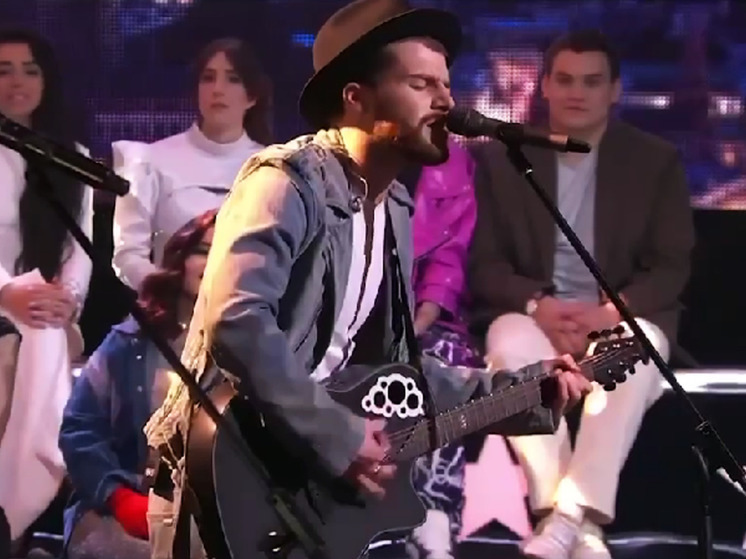 Сын Тины Канделаки со скандалом вылетел из «Новой фабрики звезд»: швырнул микрофон на сцену