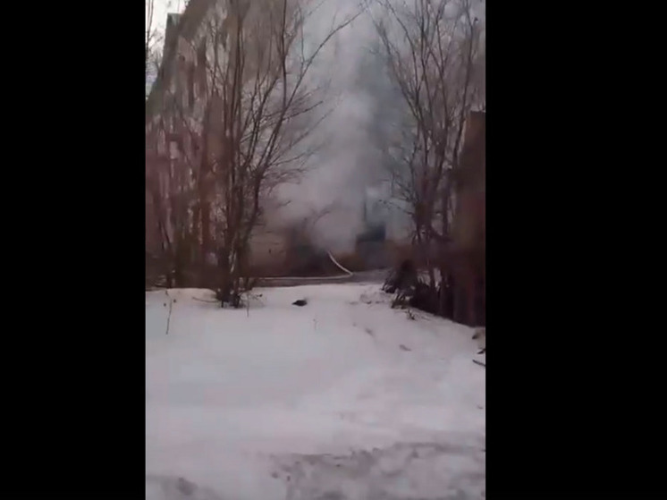 Отданный под снос дом загорелся в Новокузнецке