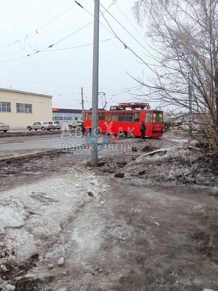 В Новокузнецке трамвай сошел с рельс