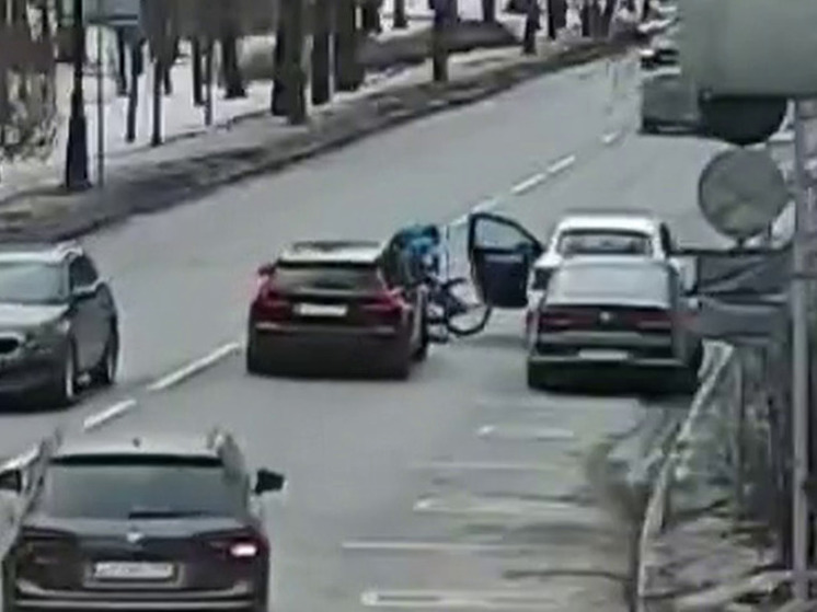 Попавший под машину из-за открывшейся двери легковушки велосипедист умер в Петербурге