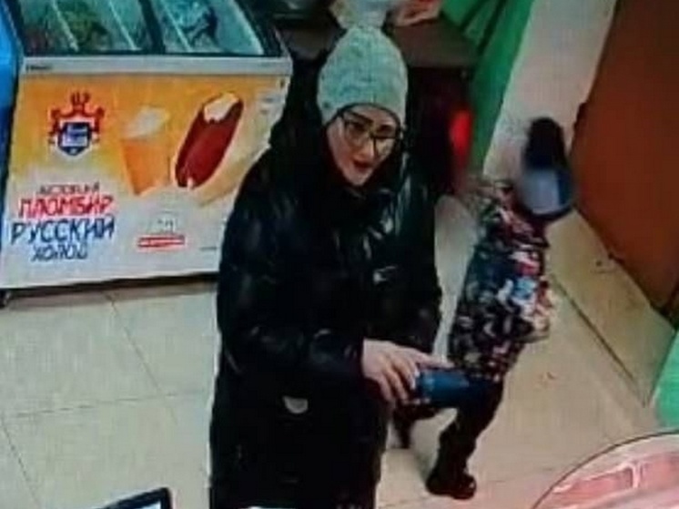 В Курской области разыскивают подозреваемую в краже денег с банковской карты