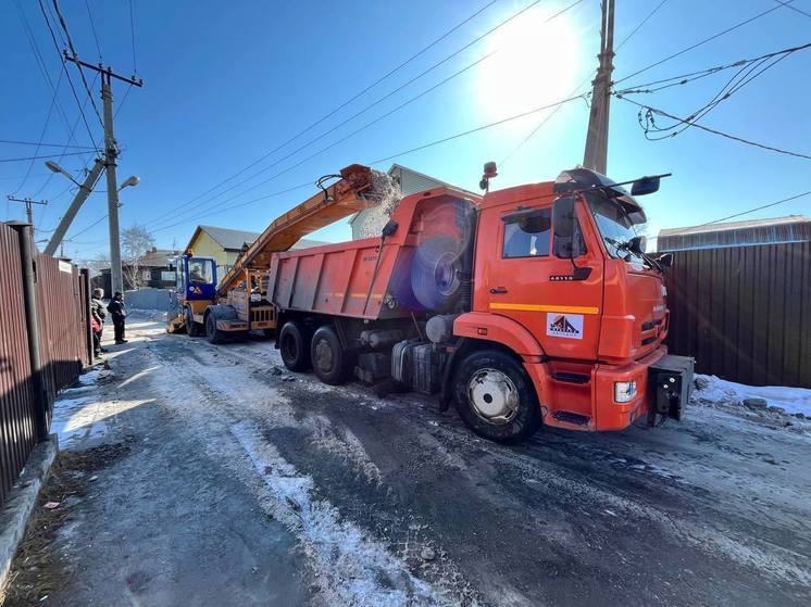 За выходные с улиц Иркутска вывезли около 1900 тонн снега