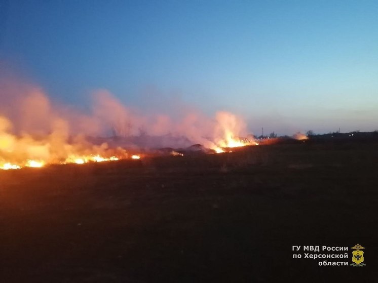 В Нижних Серогозах полицейские помогли пожарным тушить пожар