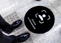 На всех турникетах десяти вестибюлей станций столичного метро стала доступна оплата по биометрии — то есть с помощью распознавания лица