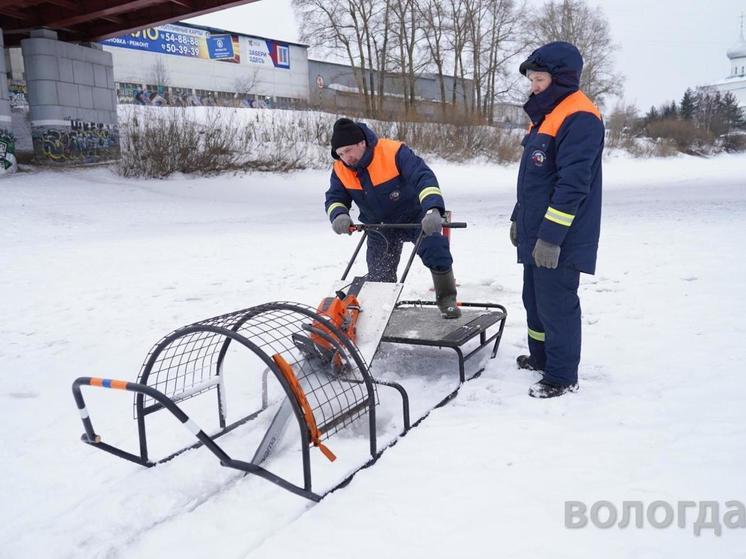 На реке Вологде стартовали ледорезные работы и чернение льда