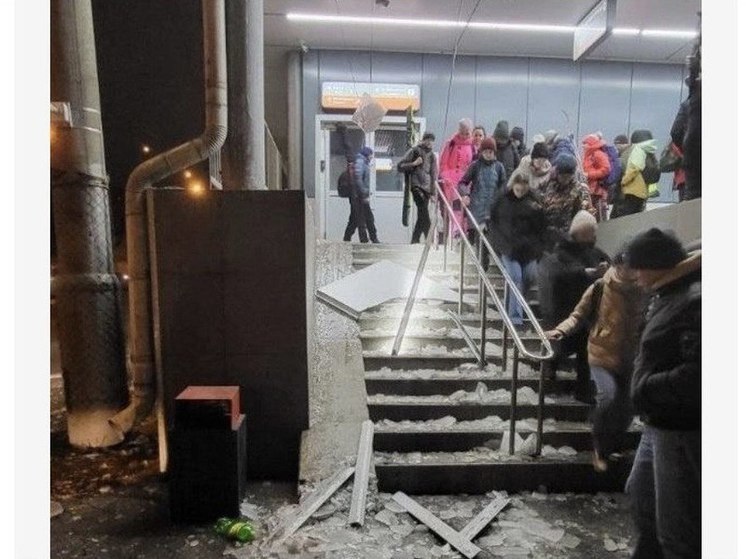 В Иркутске на станции Академической произошло частичное обрушение потолка