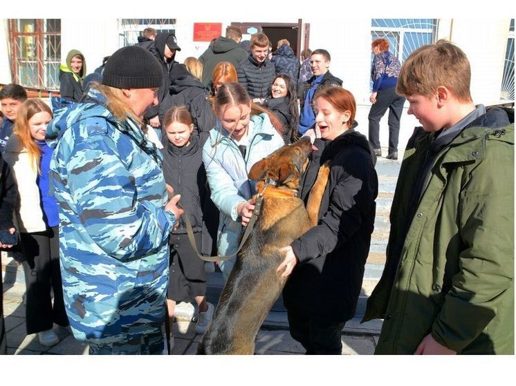 Смоленских школьников познакомили с профессией полицейского-кинолога