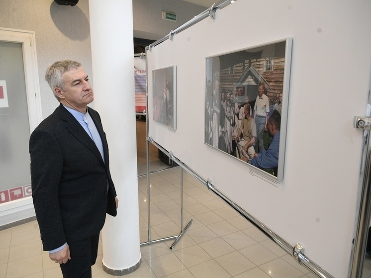 Глава Карелии Артур Парфенчиков посетил выставку «Президент в  Карелии»