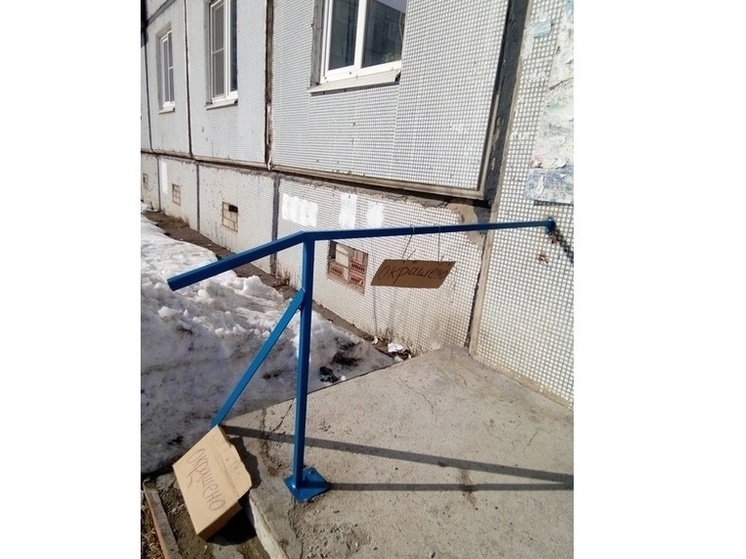 Ярославец, не дождавшись помощи, сам установил перила у подъезда, где живет его мама