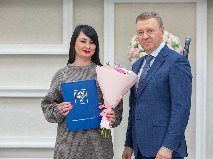 Сергей Надсадин поздравил сахалинских работников сферы бытового обслуживания и гостеприимства