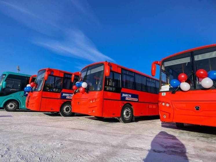 В Якутии вручили ключи от новых 53 автобусов 17 муниципальным районам