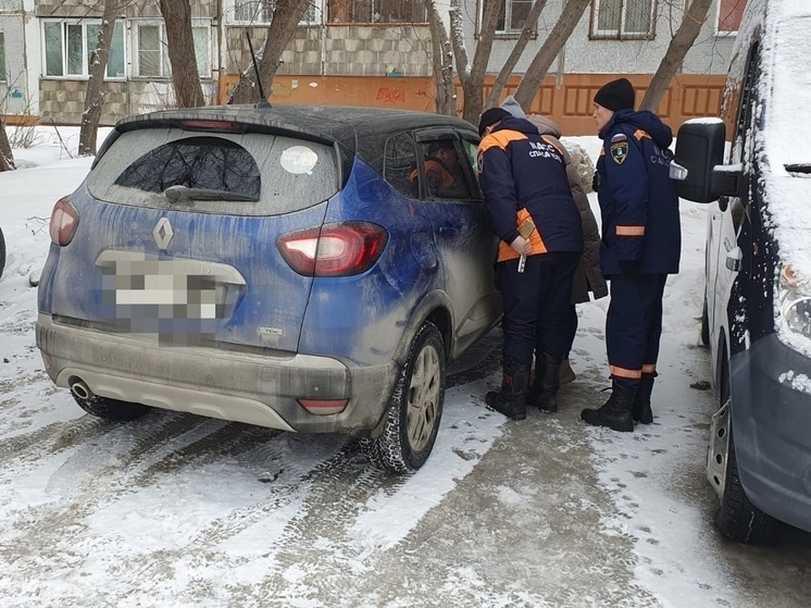 В Новосибирске спасатели МАСС достали запертого в машине двухлетнего ребенка