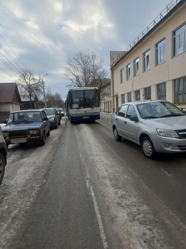 Водитель бросил автомобиль и парализовал транспортное движение в Тверской области