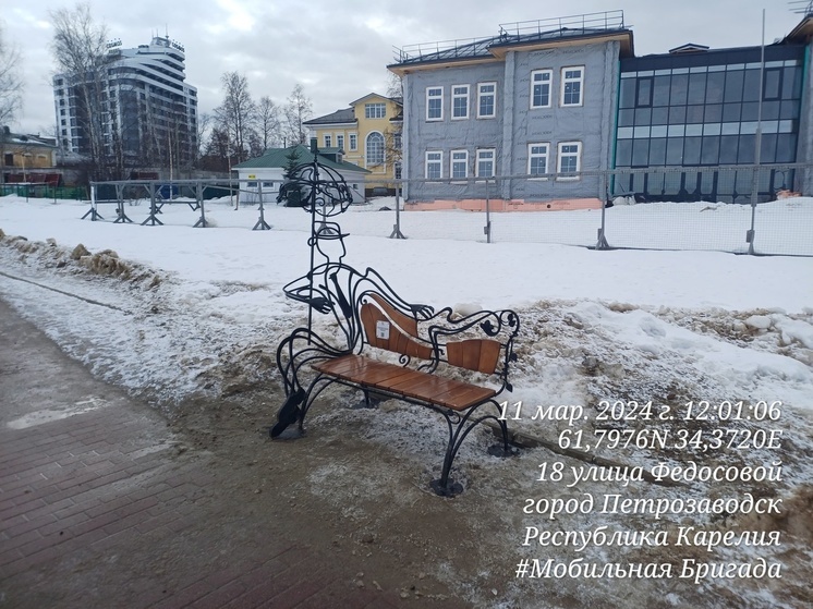 Разрушенную вандалами скамейку в Петрозаводске починили и усилили