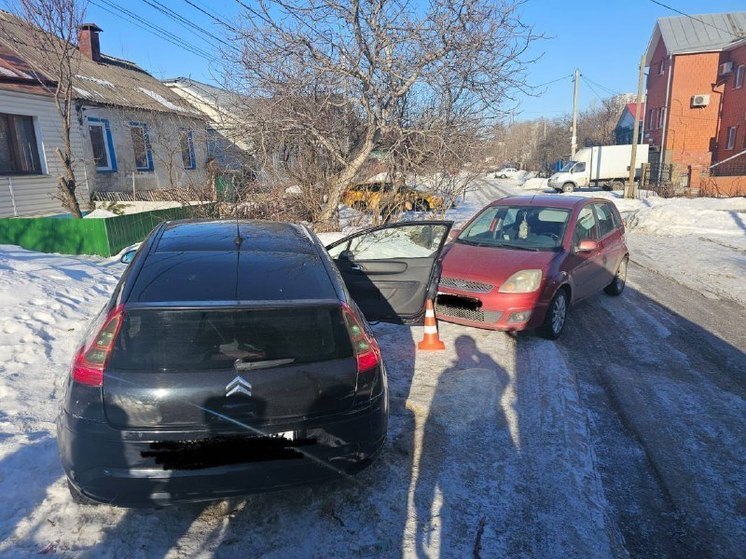 Жительница Воронежа въехала в припаркованную легковушку и сбила водителя