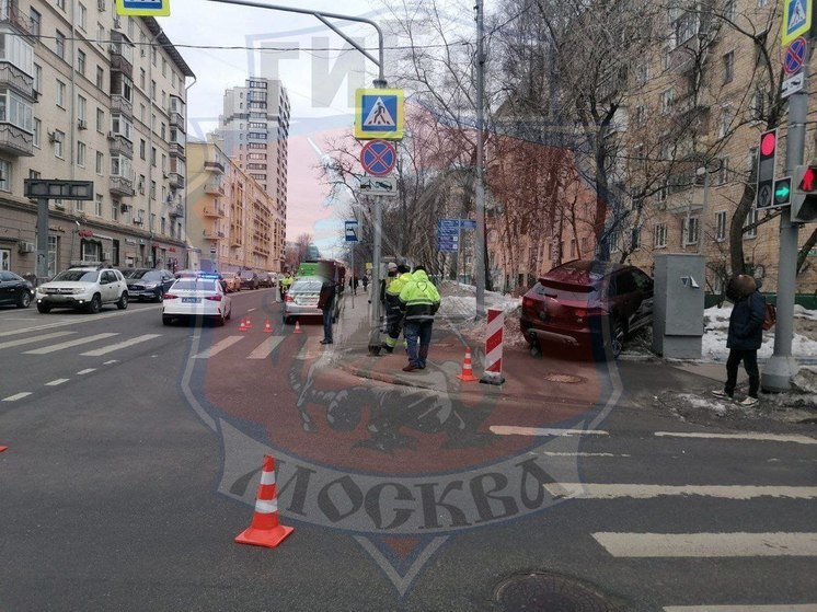 В Москве водитель «Ягуара» сбил пешеходов на тротуаре