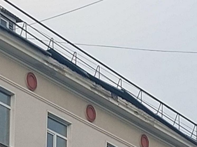 Крыша многоквартирного дома в Новокузнецке едва не слетела из-за ветра