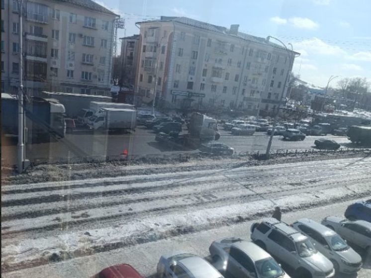 В центре Кемерова оказалось осложнено движение из-за автомобильной аварии