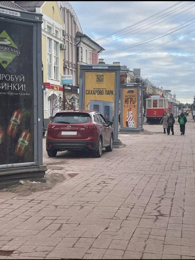 В Твери скромный нарушитель «спрятал» машину среди рекламы на пешеходной улице