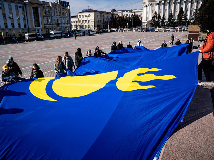 В поддержку СВО в центре Улан-Удэ растянули огромный флаг Бурятии