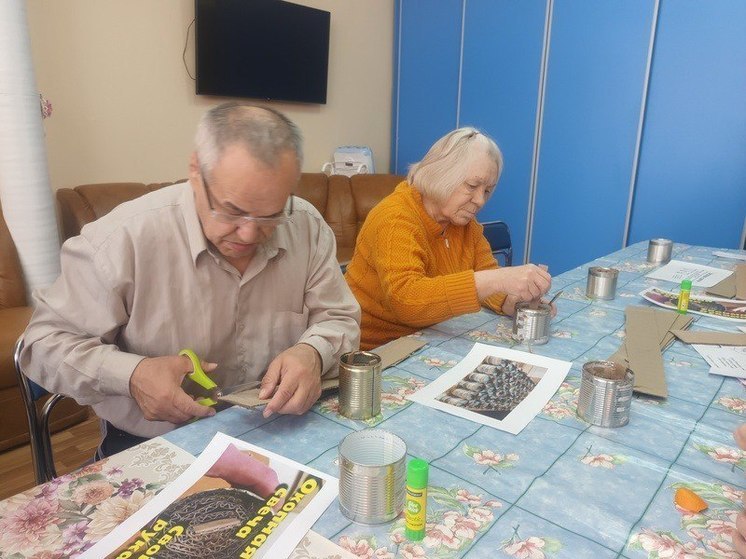 В тюменском пансионате для ветеранов войны и труда изготовили окопные свечи для бойцов