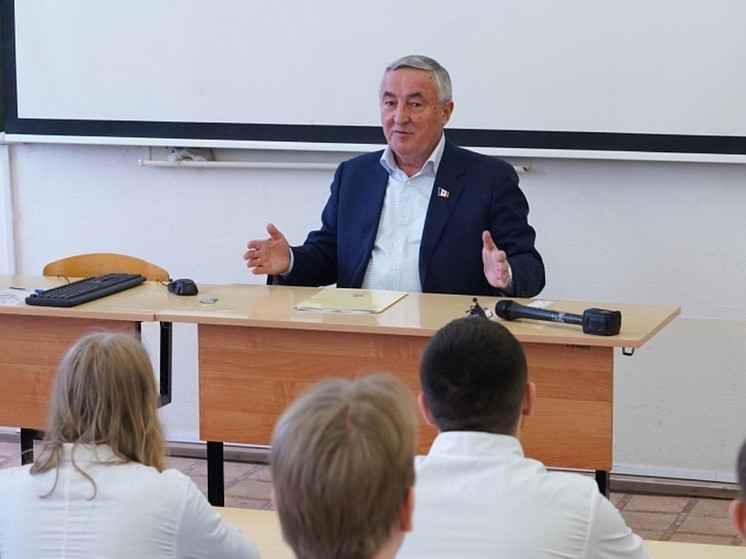 Юрий Бобрышев рассказал студентам НовГУ о мерах поддержки врачей в регионе