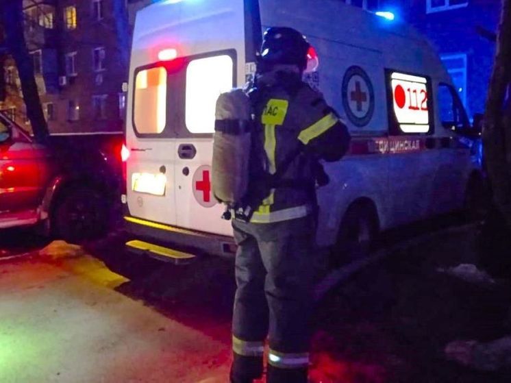 Пожарные спасли мужчину из горящей квартиры в Ступино